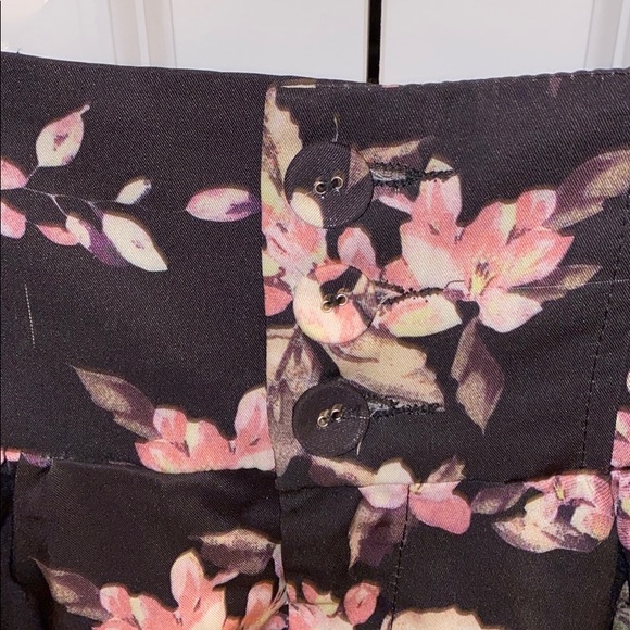 No Branding Floral Skirt - Picture 2 of 4